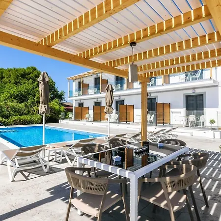 Bed & Breakfast White Canvas Boutique Laganas