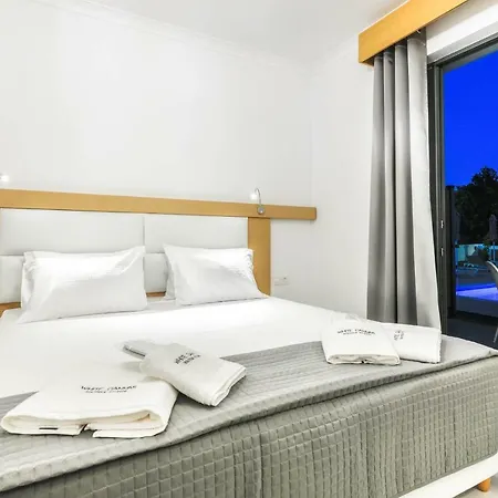 White Canvas Boutique 3*