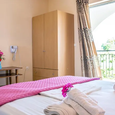 Apartment Brunswick Units Near Lagana Beach *