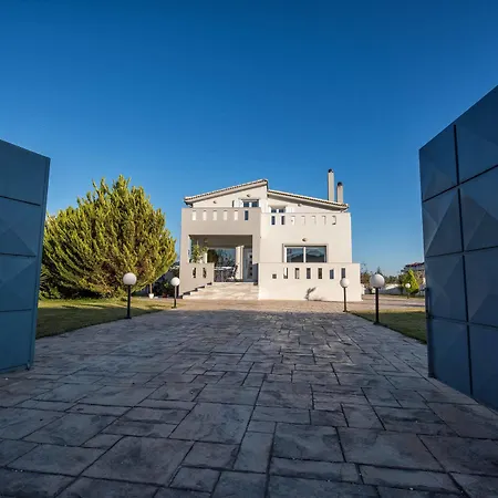 Astarte Muthee Villa