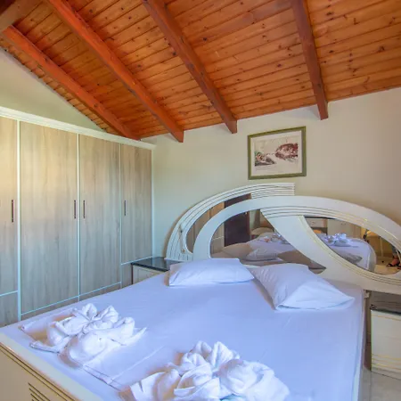 Paradise Aparthotel 3*