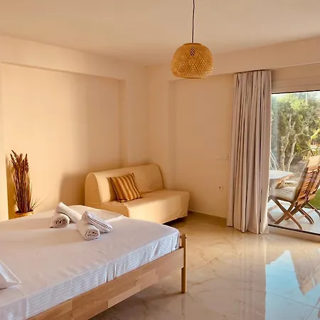 Nikludin & Holiday home Laganas