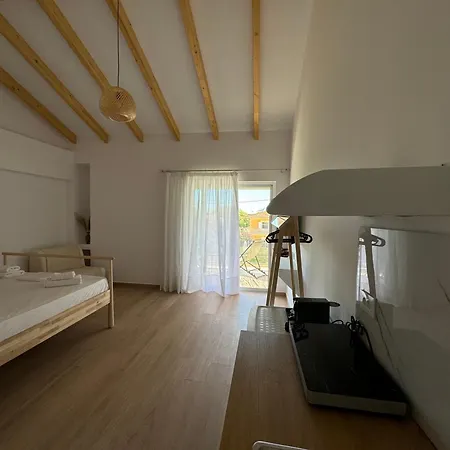 Nikludin & Holiday home Laganas