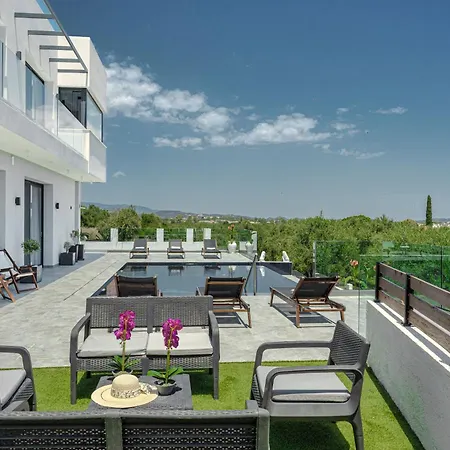 Trevilat - 4 Bedrooms With Private Pool, By Zantewize