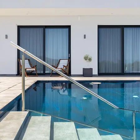 Trevilat - 4 Bedrooms With Private Pool, By Zantewize