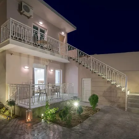 Apartment Nikos & Maria *