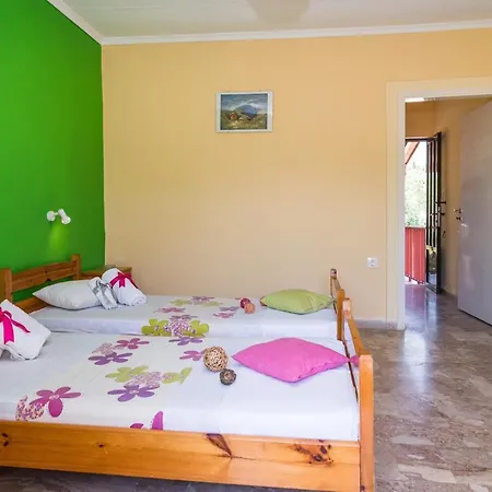 Roussa's Hotel