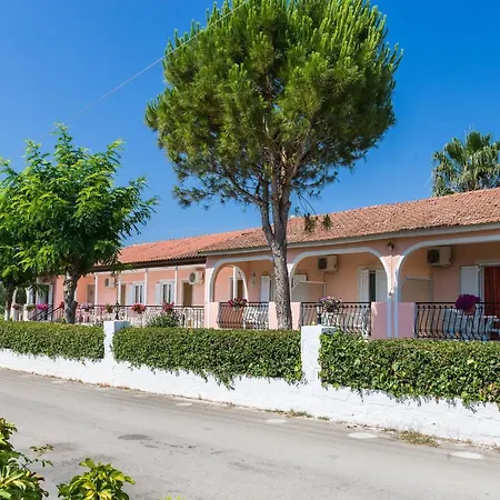 Roussa's Hotel