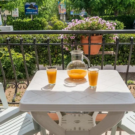 Roussa's Hotel 2*