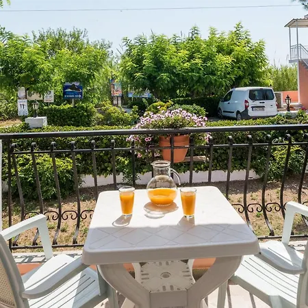 Roussa's Hotel 2*